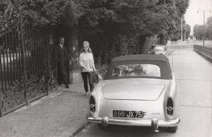 BRIGITTE BARDOT UND IHR AUTO 
Ein Simca Aronde, Pa