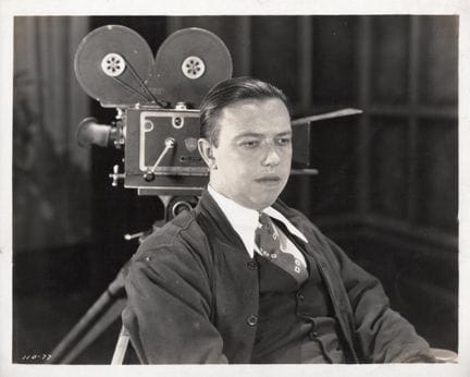 EL DIRECTOR Y SU CÁMARA
Robert Florey, durante un 