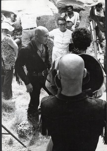 YUL BRYNNER Y SU DOBLE
Para las escenas de acción 