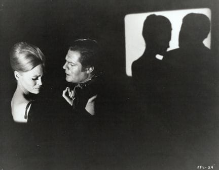 FAYE DUNAWAY Y MARCELLO MASTROIANNI
Pareja en somb