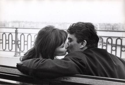ANNA KARINA Y HENRI-JACQUES HUET
Un beso al estilo