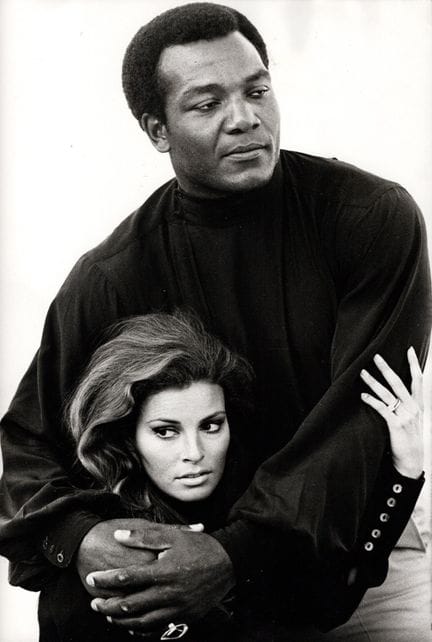 RAQUEL WELCH Y JIM BROWN
Durante el rodaje de la p