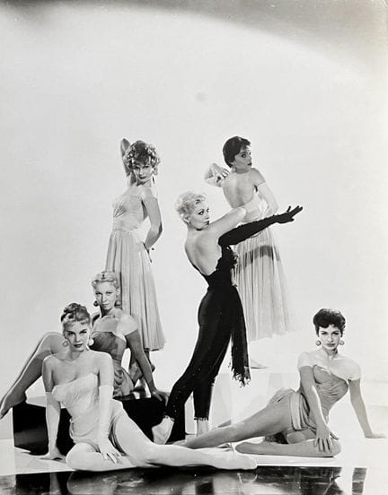 KIM NOVAK
Surrounded by extras and models during t
