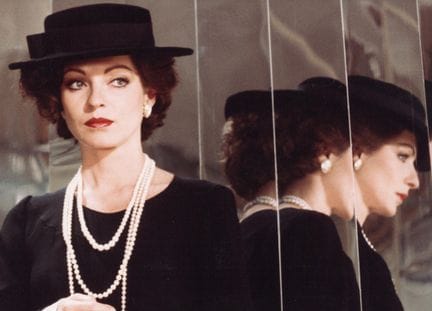 CHANEL SOLITAIRE    
Marie-France Pisier en el pap