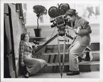MYRNA LOY Y CLARK GABLE
Delante y detrás de una cá