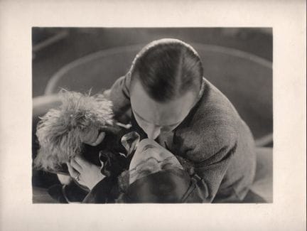 JACQUES CATELAIN Y EMMY LYNN
Escena de la película