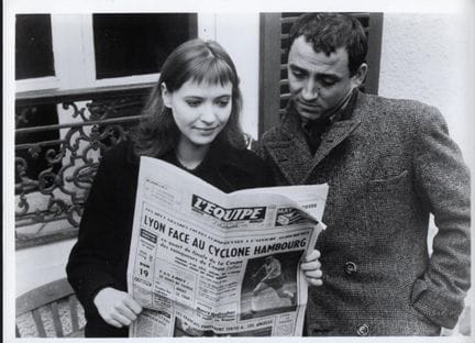 ANNA KARINA Y CLAUDE BRASSEUR
Leyendo el periódico