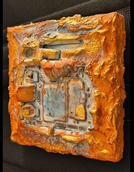 TAPIEZO 

“神秘建筑” 融合电子卡片与材质纹理的当代浮雕画作。采用普罗旺斯沙粒与颜料在画布