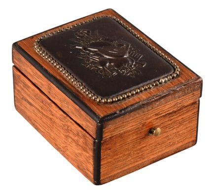 Piccola scatola portaorologi in rovere, decorata c