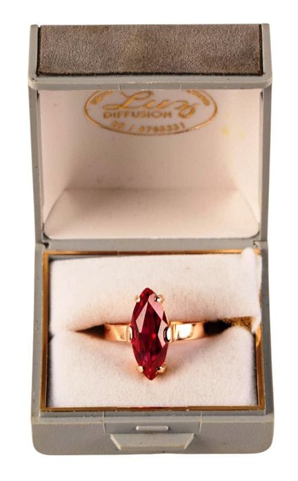 Anello in oro 14 carati, impreziosito da una pietr