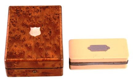 Set composto da due scatole, di cui una in legno d