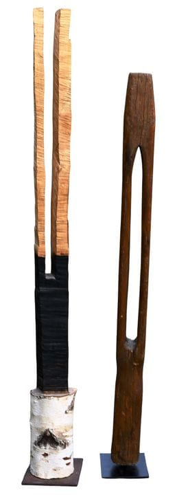 Set di due pali totem in legno intagliato. Altezza