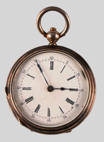 Taschenuhr aus 800er Silber
Weißes emailliertes Zi