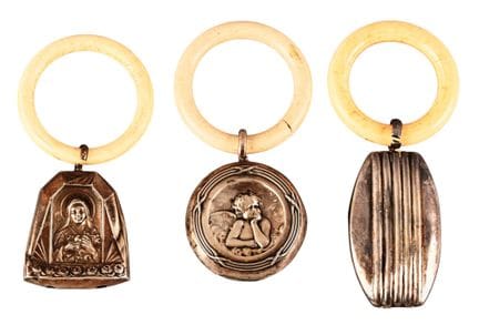 [ Argenterie ]
Suite de 3 hochets en (2 en argent,