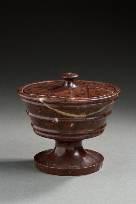 *Vaso con coperchio su piedistallo in marmo rosso 