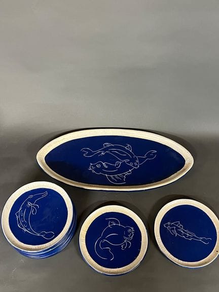 瓦洛里斯的CERENNE工坊。
这套釉面陶瓷鱼类餐具以蓝色为底，饰有海洋生物的刻花图案，包括鱼类、海