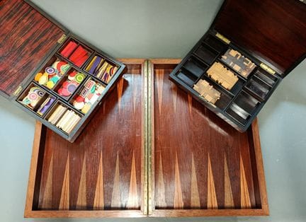 Scatola da gioco in intarsio decorata con una feni