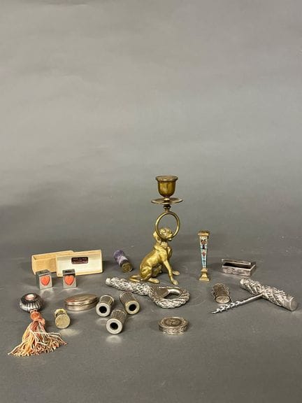 Kleine Sammlung von Vitrinenobjekten: Kerzenhalter