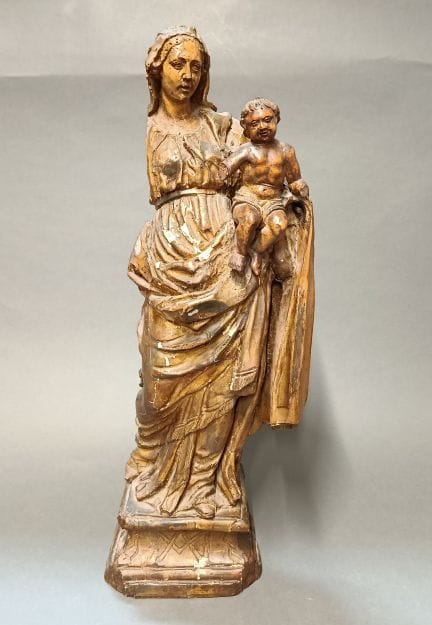 Geschnitzte Holzmadonna
(mit Absplitterungen)
Arbe