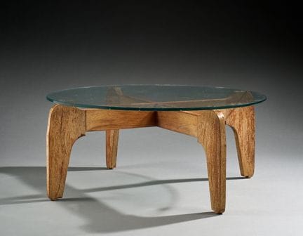 Table basse en bois contreplaqué.
Plateau en verre