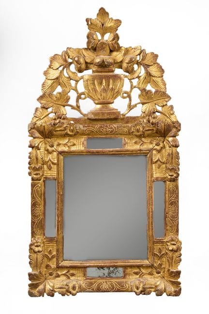 Miroir à parecloses en bois doré, fronton sculpté 