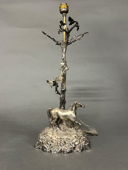 Lampada in bronzo argentato raffigurante un cavall