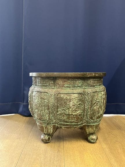 Vaso da fiori polilobato in bronzo con decorazioni