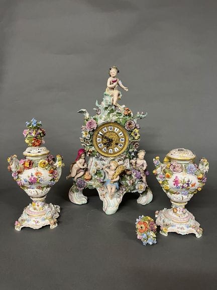 Orologio da tavolo in porcellana policroma con dec
