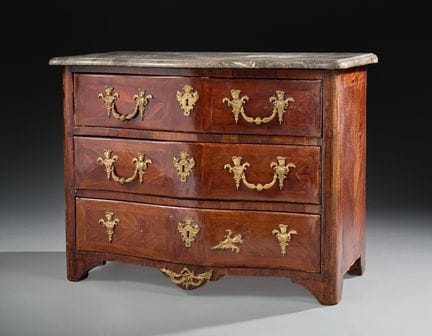 Commode de forme galbée ouvrant par trois tiroirs 