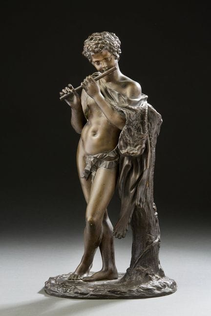 Bronzeskulptur mit brauner Patina, die den Flöte s