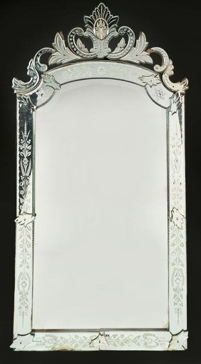 Miroir rectangulaire à fronton en à décor d'inspir