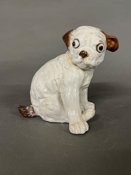 Glasierte Terrakotta-Figur, die einen Mops darstel