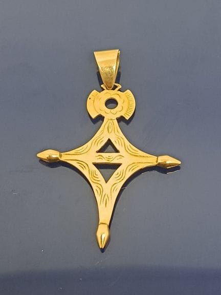 Croix d'agadez ou touareg en or jaune 750‰.
Poids 