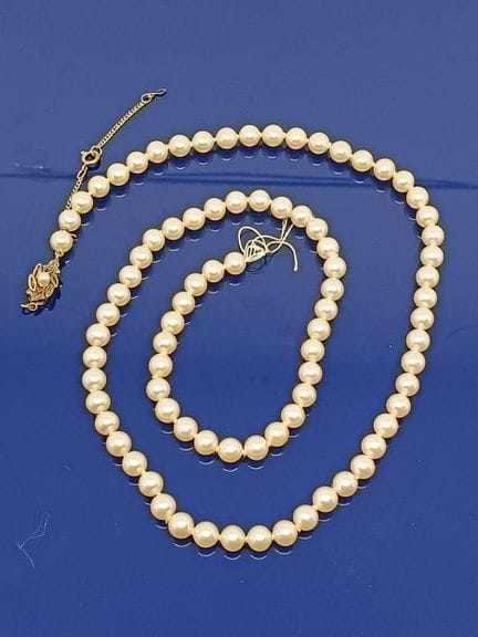 Collier de perles blanches de culture, fermoir et 