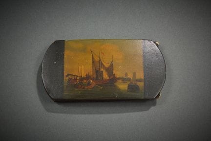 Gusseted eyeglass case made of papier-mâché, decor