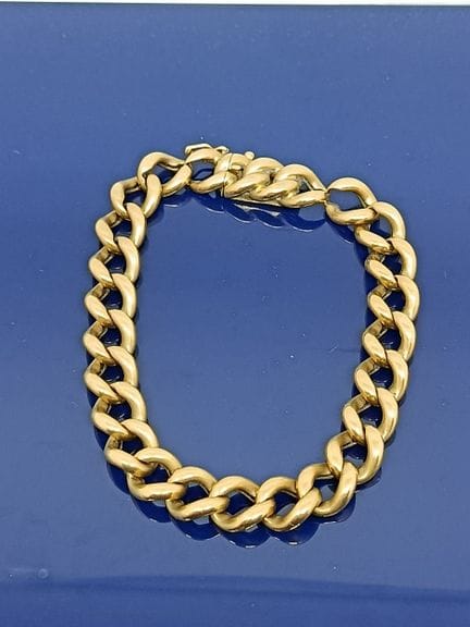 Bracelet en or jaune 750‰.
Poids net : 30,9 g.