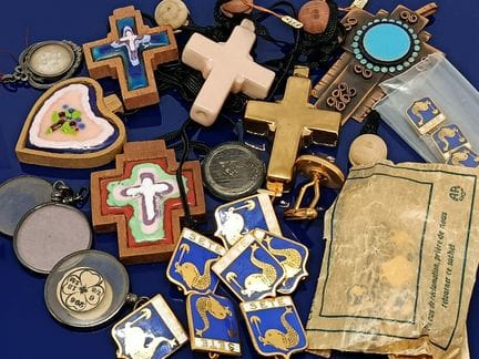 Ensemble comprenant des pendentifs et médailles de