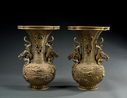Giappone, 1900 circa. 
Coppia di vasi in bronzo co