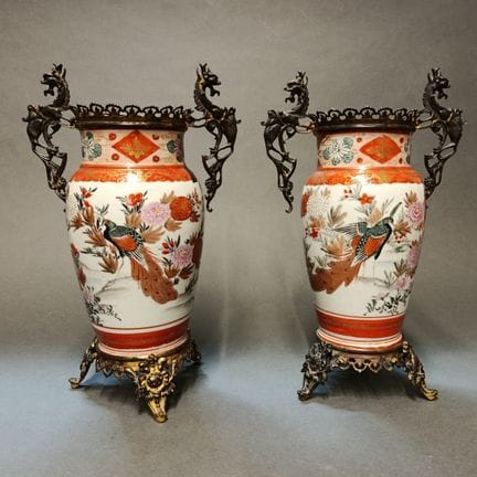 GIAPPONE
Coppia di vasi con decorazioni raffiguran
