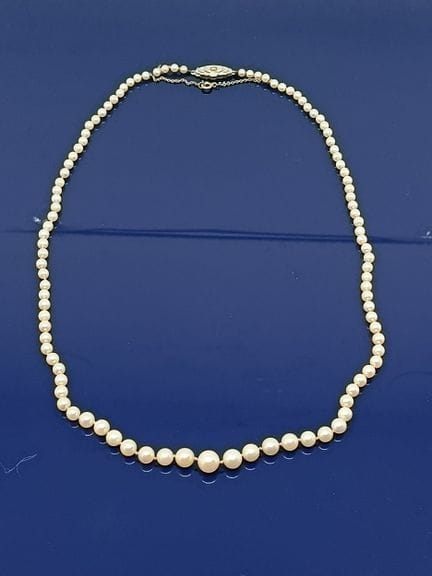 Collier de perles blanches de culture en chute, fe