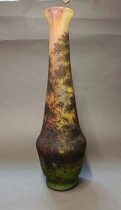 Daum, Nancy. 
Vase sur pied à col cheminée et corp