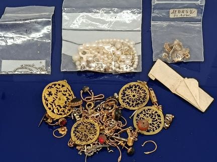 Ensemble de debris, coq de montre, perles et diver