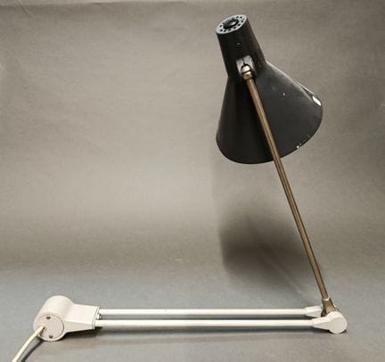 Lampe à bras articulé en métal
Porte des étiquette