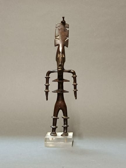 Afrikanistisch anmutende Bronzeskulptur auf einem 