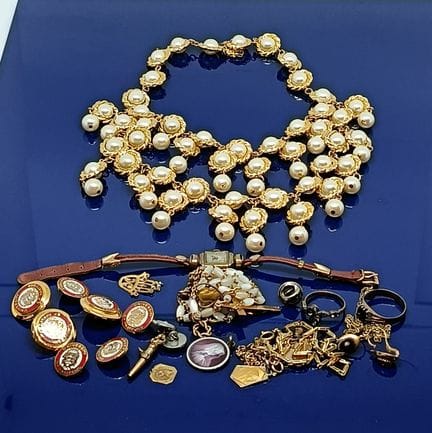Ensemble de bijoux fantaisie.