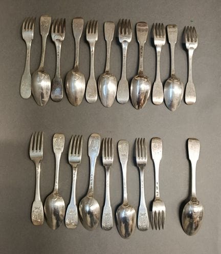 950‰纯度1号银质餐具套装，Uniplat款式。勺柄上镌刻有纹章。
带有18世纪的各种印记。
总重