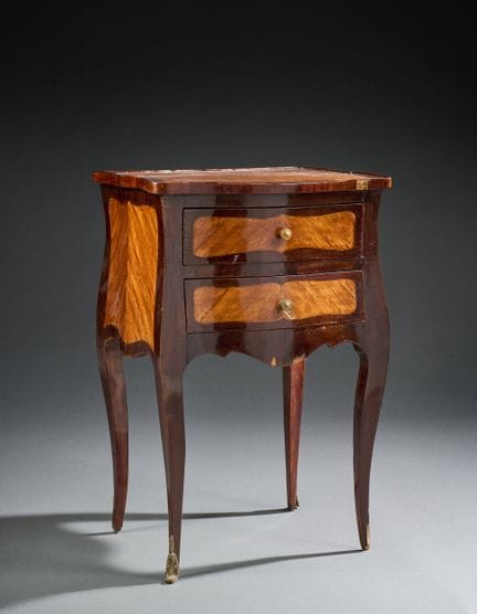 Comodino dalla forma sinuosa in legno e intarsio, 