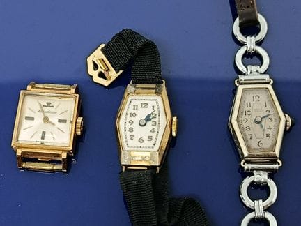 Trois montres de dames en or 18k dont une Jaeger-L