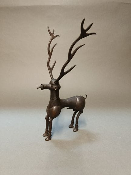 Bronzeskulptur, die einen stilisierten Hirsch dars