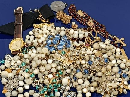 Important ensemble de bijoux, montre, medailles, b